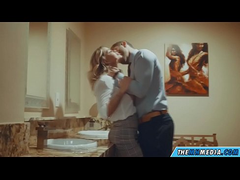 ❤️ Kiam belplena blondulo delogas vin en publika necesejo ☑ Pornofilmo ĉe ni % eo.pornokey.ru% ❌️❤